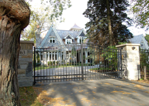 Swing gate with masonry columns